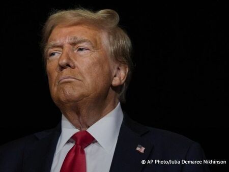 Демократите топят Тръмп, че е прекарал часове с една от жертвите на Епстийн