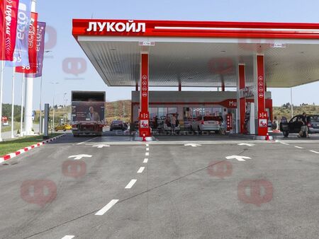 Бензиностанциите на „Лукойл“ обезпечени с гориво, няма причини да ги затварят