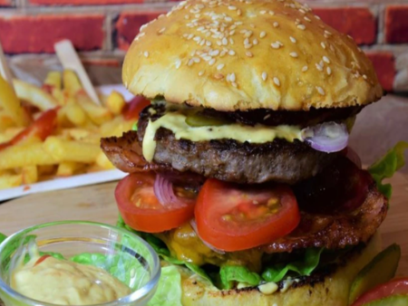 Младeж е в критично състояние, след катo опита да глътне цял бургер