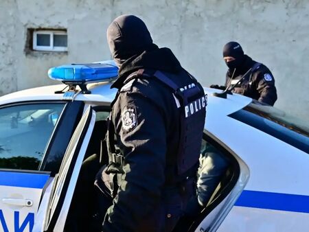 Въоръжен грабеж в денонощно заведение, извършителят е една на 16 г.