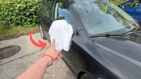 Какво означава бяла кърпа, поставена на огледалото на колата