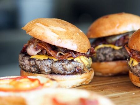 22-годишен мъж е в критично състояние след опит да погълне цял бургер