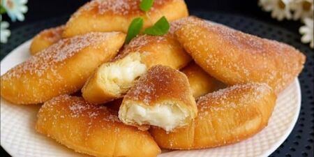 Имате само едно яйце, но ви се яде сладко? Направете тези експресни понички с нежен крем