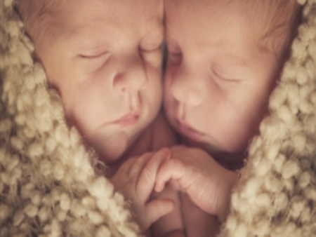 Жена роди близнаци, които имат различни биологични бащи