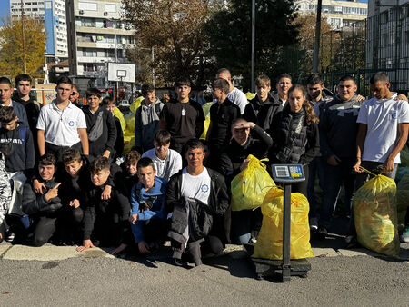 Близо половин тон отпадъци събраха и изхвърлиха възпитаниците на бургаското Механо