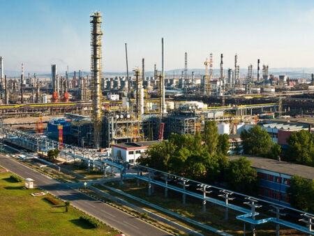 Американският гигант "Карлайл" поглежда към рафинерията в Бургас