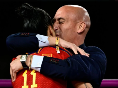 Чичото на скандалния Рубиалес го замеря с яйца