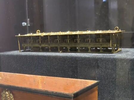 Копия на изчислителната машина на Блез Паскал и на шифровъчната "Енигма" на търг в Париж