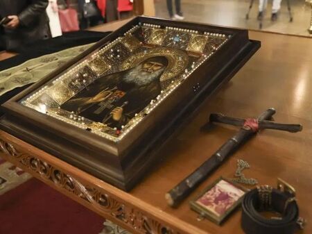 Икона с мощи на св. Гавриил Ургебадзе и негови вещи изложени за поклонение в "Св. Неделя“ в София