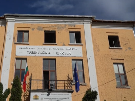 Родно училище сякаш се пренесе във филм на ужасите - първо пламна пожар, а след това се случи атака от животни