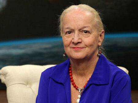 Алена защитаваше идеята, че съдбата и характерът могат да се разберат чрез звездната карта