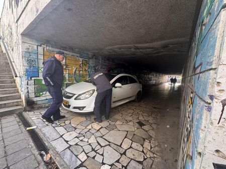 Лек автомобил се озова в подлез във Варна
