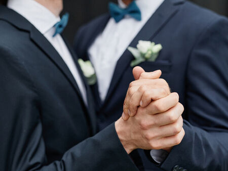 Благославия от Английската църква за гей брак, само ако не прилича на "истинска" сватба