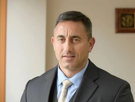 Румен Спецов вече е вписан като особен управител на дружествата на „Лукойл" у нас