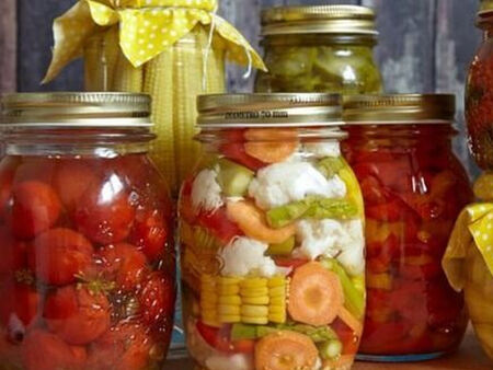 Лекар предупреди: Не яжте тези домашни зимнини, опасни са!