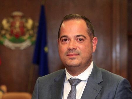 Калин Стоянов: Радев "тактично" замени Шкодата с чисто ново BMW X7