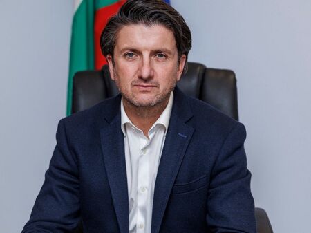 Министърът на туризма е на седмото небе от щастие