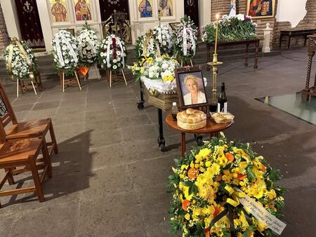 "Сълзите за нея са искрени. И времето заплака": Стотици си взеха последно сбогом с астроложката Алена