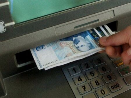 Банкоматите се задръстиха! Всеки иска да си внесе левовете