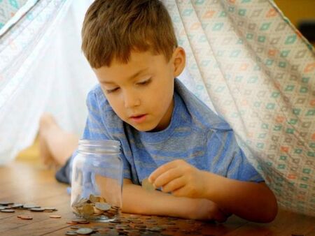 „Ръка, която дарява, не обеднява“: Ученик дари парите от рождения си ден