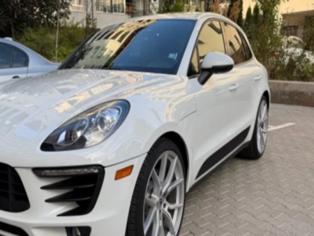 Бивш шеф на ЦСКА спипан в нарушения с Поршето си