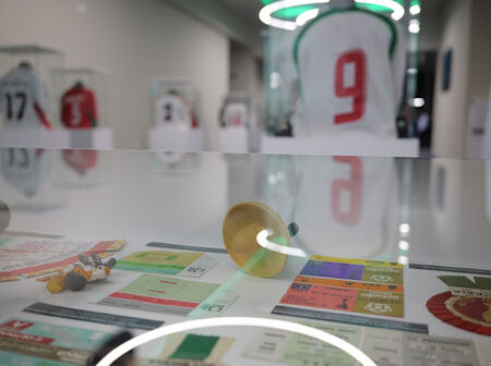 Редки футболни съкровища привлякоха нов поток посетители във втория ден на изложбата в Central Park Бургас