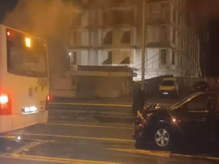 Удар между кола и автобус