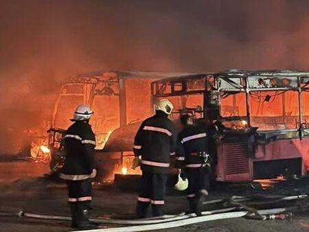 5 автобуса, 2 буса и 2 коли станаха на пепел - каква е причината?