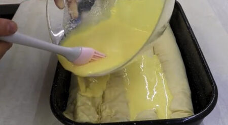 Никой няма да повярва, че тази баница е с готови кори, залейте я с това и ще се надуе до небето