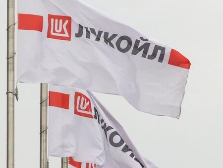 „Лукойл“: Стремим се да завършим сделката за рафинерията в Бургас, Спецов да не пречи!