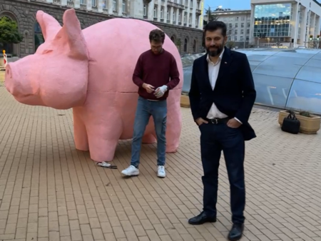 Симпатично прасенце грейна в "триъгълника на властта", Кирил Петков сияе до него