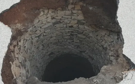 Пожарникари спасиха 15-килограмово куче, паднало в пресъхнал кладенец