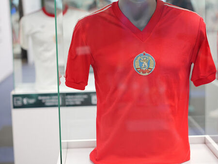 Central Park Burgas предоставя възможност да се докоснете до най-великите български футболни екипи