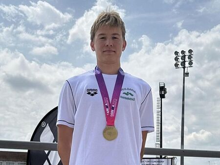 Тийнейджър пренаписа рекорда на 200 м гръб два пъти за месец