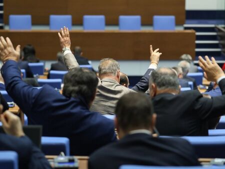 Напрежение в пленарната зала заради бюджета, ПП-ДБ призова за окупация на парламента