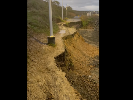 Свлачището съвсем „изяде“ алеята към кв. „Сарафово“, затварят я за спешен ремонт 