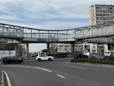 Годна за ползване ли е една от най-натоварените пасарелки в Бургас?