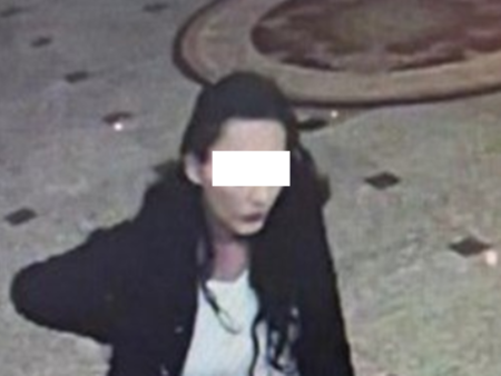 Жена обра касата на църква пред детето си