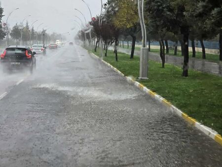 Не ходете в Одрин! Дъждът парализира града, синоптици предупреждават и за Бургас (СНИМКИ)