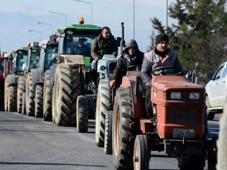 Фермери блокират пристанища и митници в Гърция