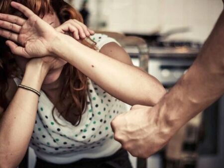 Жена е с избити зъби и множество наранявания след побой в Софийско, задържаха мъжа й