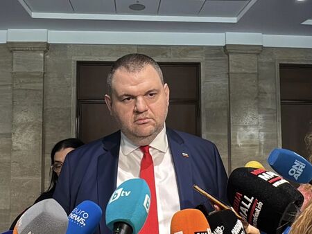 Пеевски атакува в Съда двойното поскъпване на паркирането в София