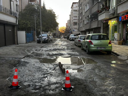 Това не е просто лунен пейзаж, а улица в центъра на Бургас (ВИДЕО)