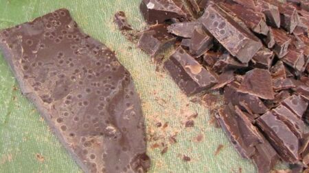 Защо шоколадът побелява и безопасен ли е за ядене