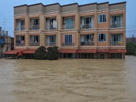 Докато спасява съпруга си от наводнение: Жена разбра, че той има любовница