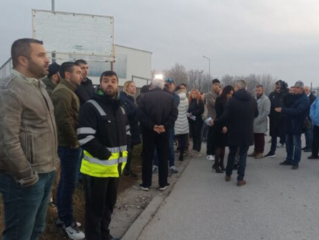 Граждани са на тръни заради "улея на смъртта"! Блокираха мястото, където тир се вряза фатално в семейна кола