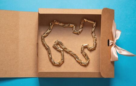 Хитра кражба в куриерски офис: Мъж подмени златен ланец с фалшив от пратката си