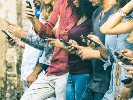 15-годишни австралийци атакуват в съда националната забрана на социалните мрежи