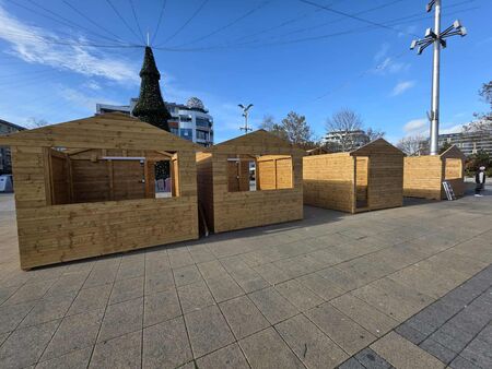 Ново Коледно градче или претъпкан с дървения площад "Тройката"?