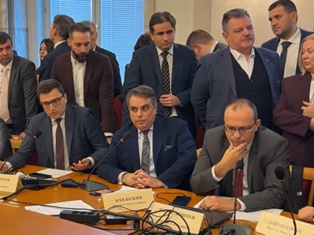 Скандал в бюджетната комисия, ПП-ДБ окупираха залата (НА ЖИВО)